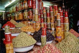 Image du Maroc Professionnelle de  À l’entrée du souk Semmarine de Marrakech, on découvre les marchands d'olives et de produits confits, Mardi 18 Décembre 1984. (Photo / Abdeljalil Bounhar) 